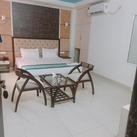Aero Home Stay- Bed & Breakfast Нью-Дели Экстерьер фото